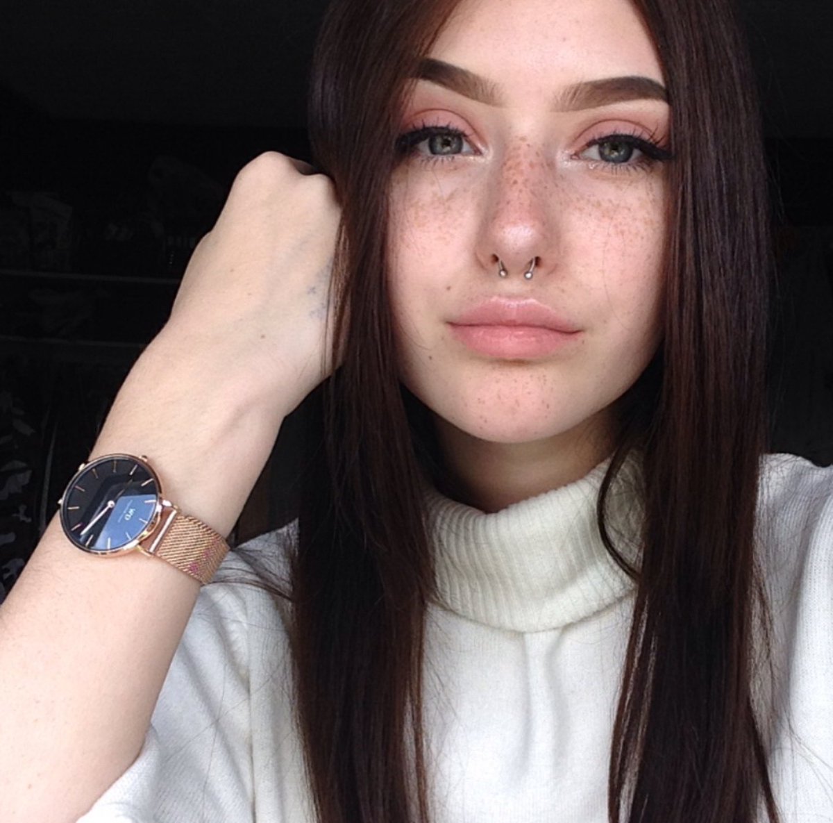 ❛━ᴍᴀʏʙᴇ ɪ·ᴍ ᴀ ᴄʀᴏᴏᴋ ғᴏʀ sᴛᴇᴀʟɪɴɢ ʏᴏᴜʀ ʜᴇᴀʀᴛ ᴀᴡᴀʏ﹐ ᴍᴀʏʙᴇ ɪ·ᴍ ᴀ ᴄʀᴏᴏᴋ ғᴏʀ ɴᴏᴛ ᴄᴀʀɪɴɢ ғᴏʀ ɪᴛ.❜