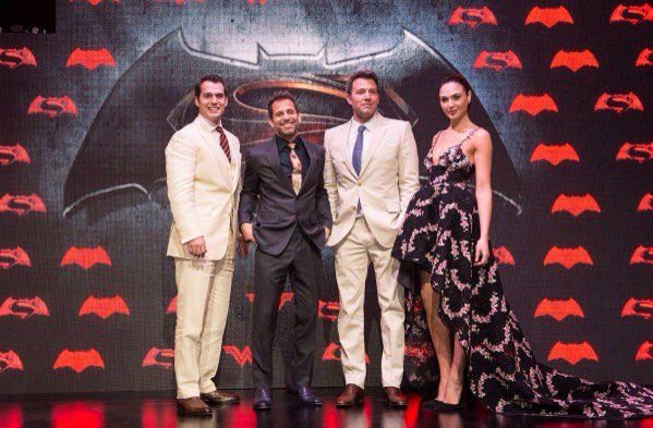 laneandkentnews's tweet photo. #DCEUTrinity @ #BatmanvSuperman Mexico City 🇲🇽Photocall + Premiere #HenryCavill @GalGadot @BenAffleck https://t.co/LY9TWfFhQW