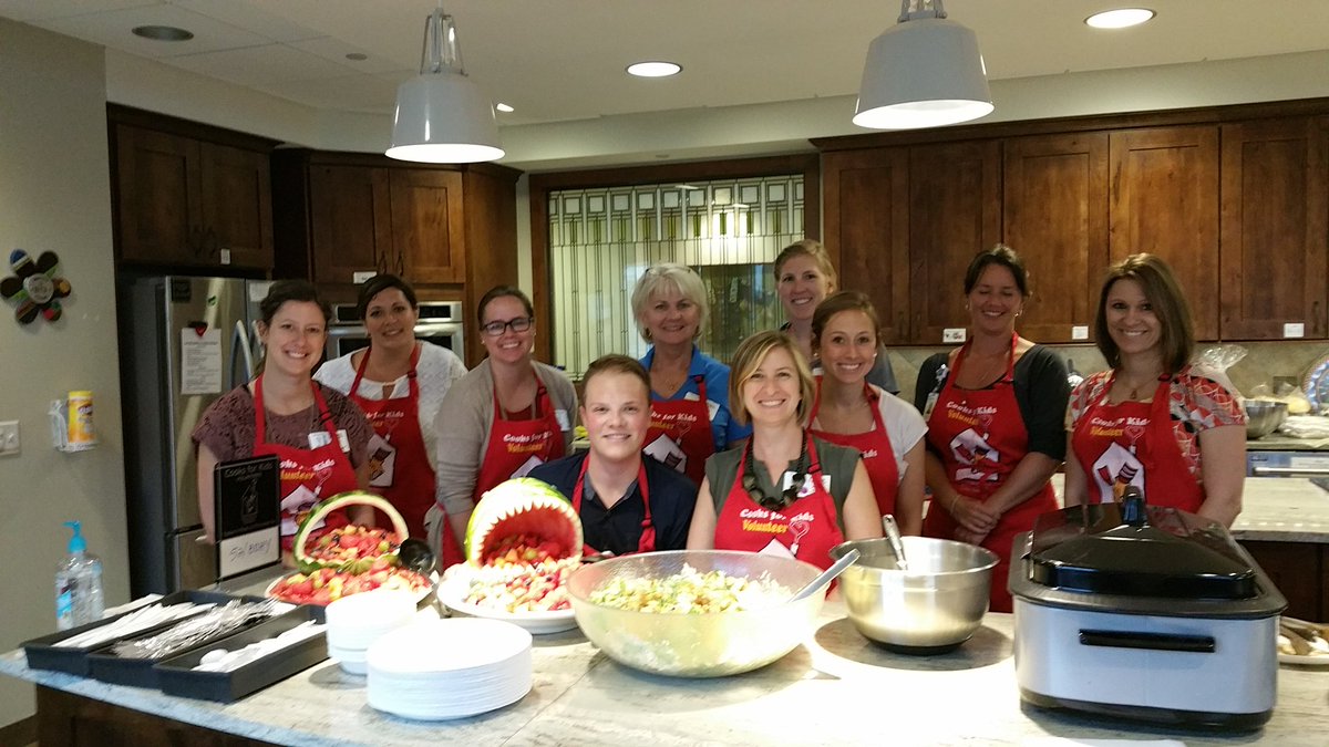 megansananikone's tweet photo. @bdhyoung and @s2enterprises Cooks for Kids at Children's Hospitals and Clinics of MN for Ronald McDonald House https://t.co/5WjbZ714th
