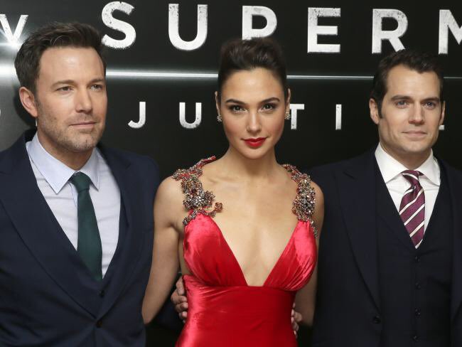 laneandkentnews's tweet photo. #BatmanvSuperman London Premiere #DCEUTrinity #HenryCavill @GalGadot @BenAffleck https://t.co/e0OXGDKYa3