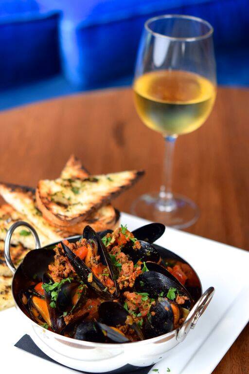 macallans_pub's tweet photo. Before you dive into dinner tonight start with something for the table! @PEIMussels with chorizo! https://t.co/cbostf8Mpc