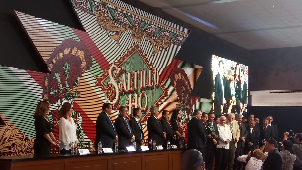 SaltilloGob's tweet photo. Dentro de la categoría de Instituciones recibe la #PreseaSaltillo2017 la Escuela de Bachilleres Ateneo Fuente. https://t.co/M5A5U7rW7W