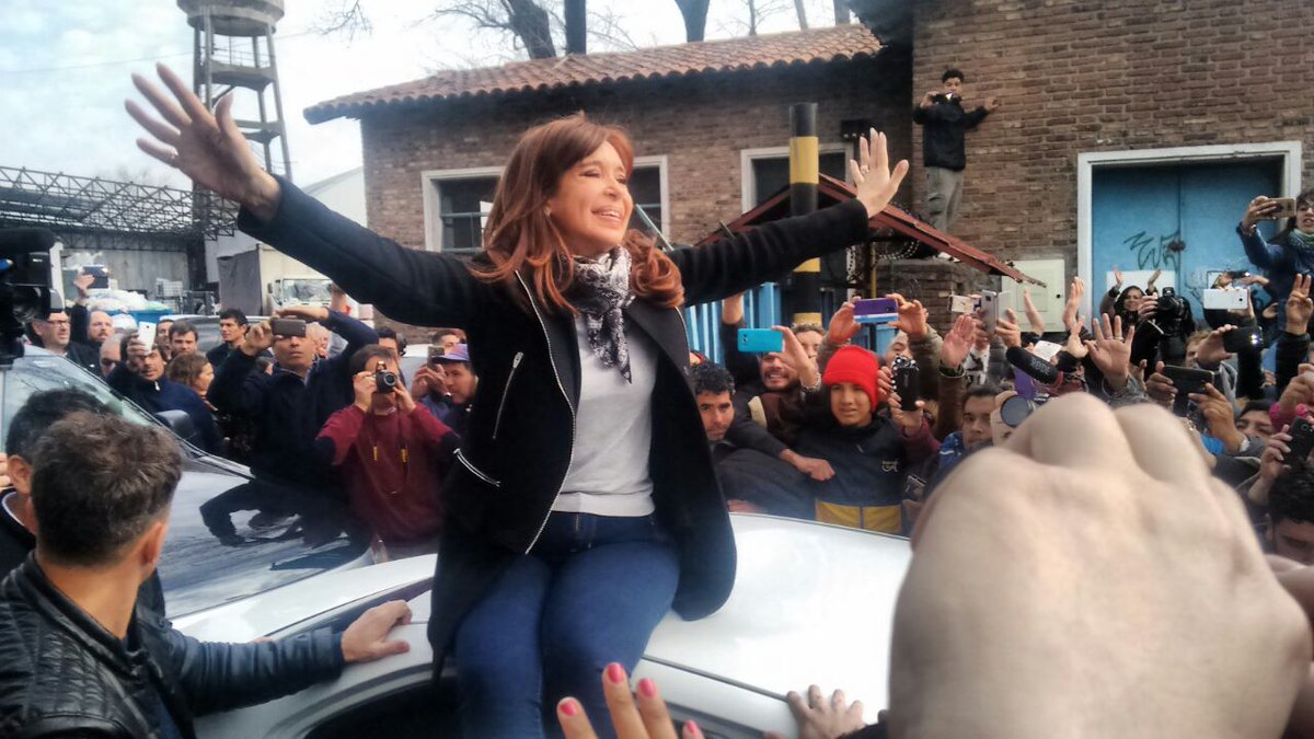 barbycocimano's tweet photo. Sentada en el techo del auto. Y donde  sea. Siempre cerca de la gente. Enorme. https://t.co/k9rlRJq4UF