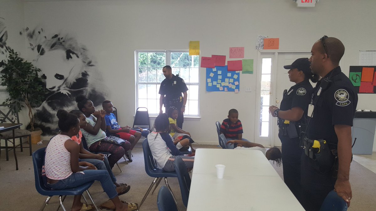chanceatl1's tweet photo. Thanks @Atlanta_Police for coming out and talking to our youth!! #district12 #metroatl https://t.co/4U2bcRl0Ur
