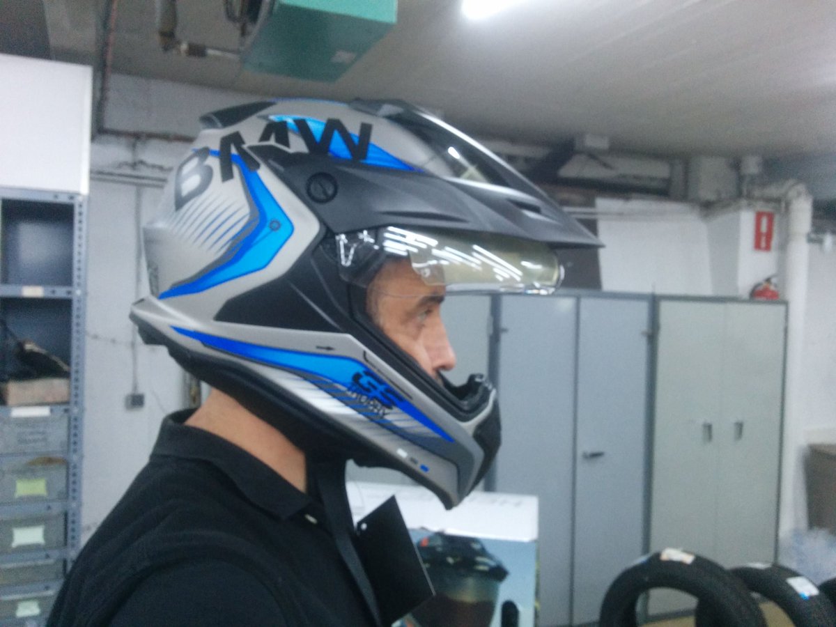 75granizo's tweet photo. El nuevo casco BMW GS Enduro no me queda nada mal. Este me lo quedo yse viene para...
#AlbaniaPorCaminitos #followTheRedLight https://t.co/Kkw3LWWCQ3