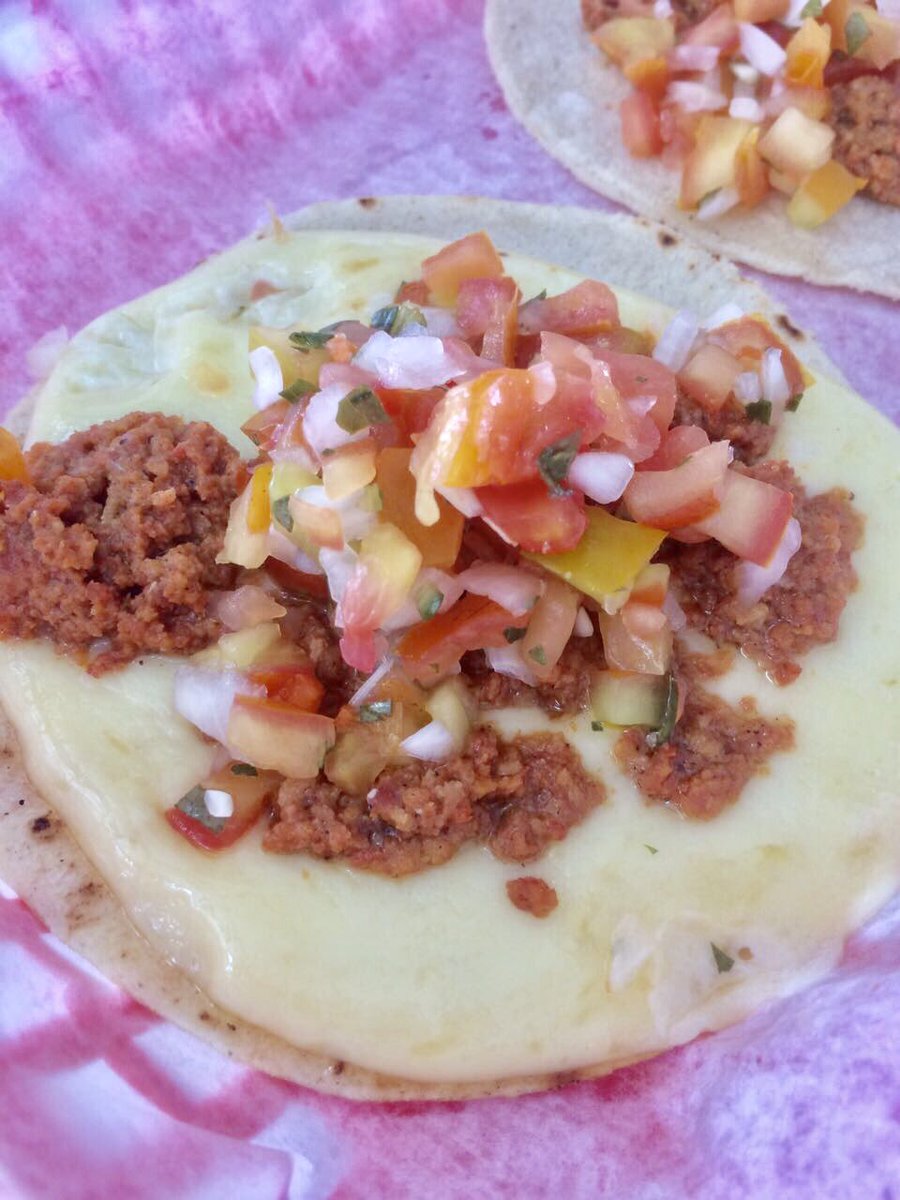 TacoStop_nic's tweet photo. Taco de chorizo+queso fundido= se me hace agua la boca 🤤 #tacostop #tacos #tacotuesday https://t.co/py7OXdodRk