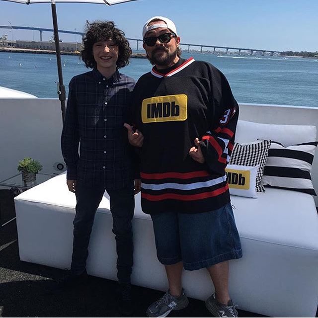 stbrfanclub's tweet photo. Finn Wolfhard e Kevin Smith no IMDboat: "Canadenses sabem que você nunca diz não para um cara em uma camisa de hóquei." #StrangerThingsSDCC https://t.co/4lvdsFWVIb