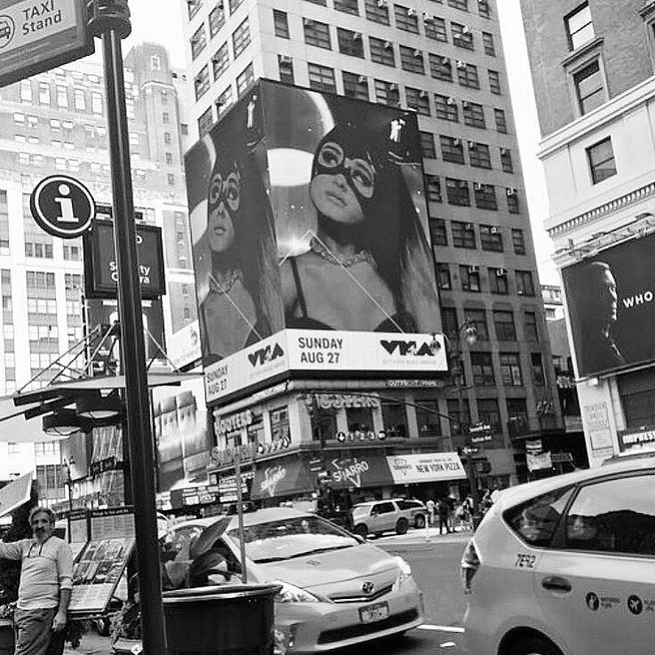 onelovesem's tweet photo. arianagrande: 🌩👀🚖 https://t.co/fIpOqozEFF