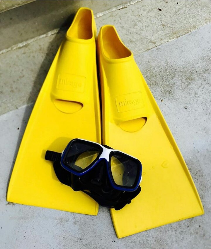 SamClaflinLA's tweet photo. "Aveces solo debes encontrar maneras de entretenerte a ti mismo #Adrift #FijiFun" https://t.co/duwFB7Aar1