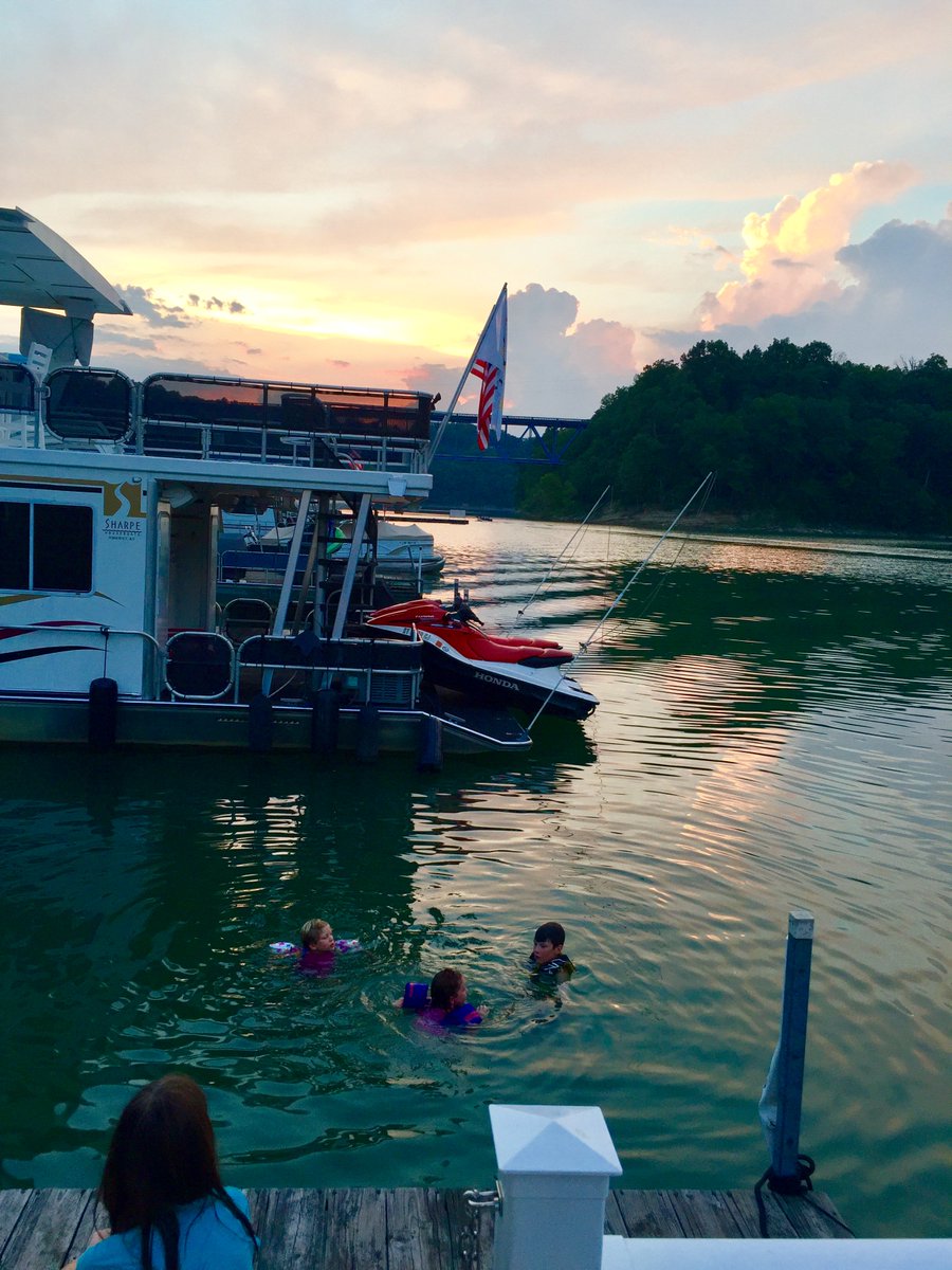 KYFamilyFun's tweet photo. First time enjoying a house boat on #LakeCumberland #kentucky #kyfamilyfun #travelky @LouFamFun https://t.co/fGviiM6L8D