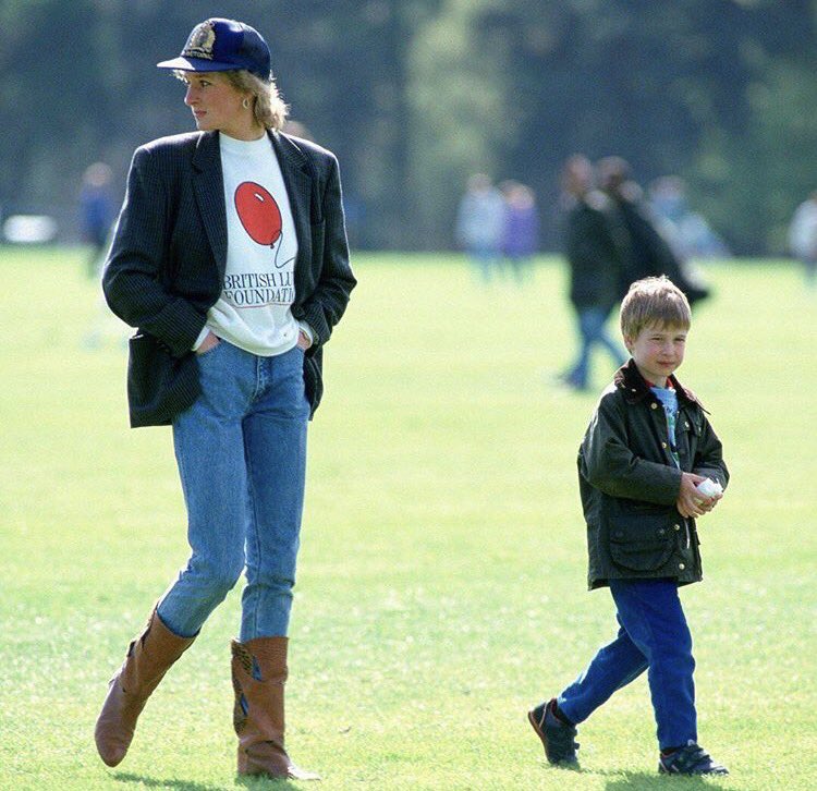 EmmaWitte's tweet photo. Princess off-duty style 🙌🏻✔️ https://t.co/pT8CbyMNdP