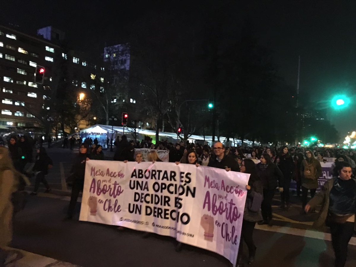 En la marcha por aborto #LibreSeguroGratuito. Los chilenos ya decidimos, y ahora quieren usar sus subterfugios de siempre. #AC