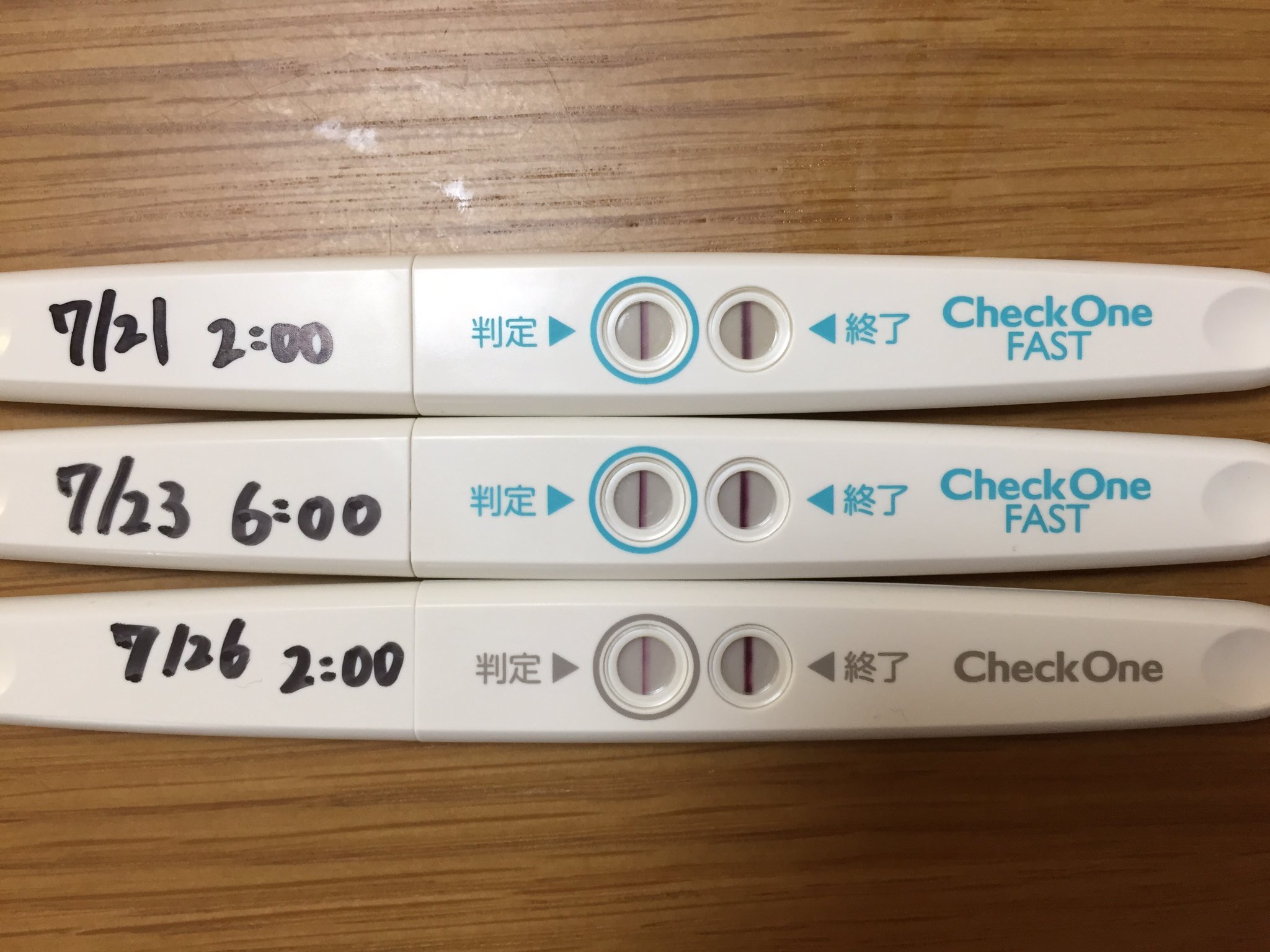 辺境の母 Twitterissa 今度は普通のチェックワン 判定ラインが出るまで少し時間がかかって え 化学流産なの って不安になったけど 一応ラインは出ている 生理予定日1週間後よりは少しフライングだしな 明後日もう一回使ってみて まだ陽性が続いてたら病院行