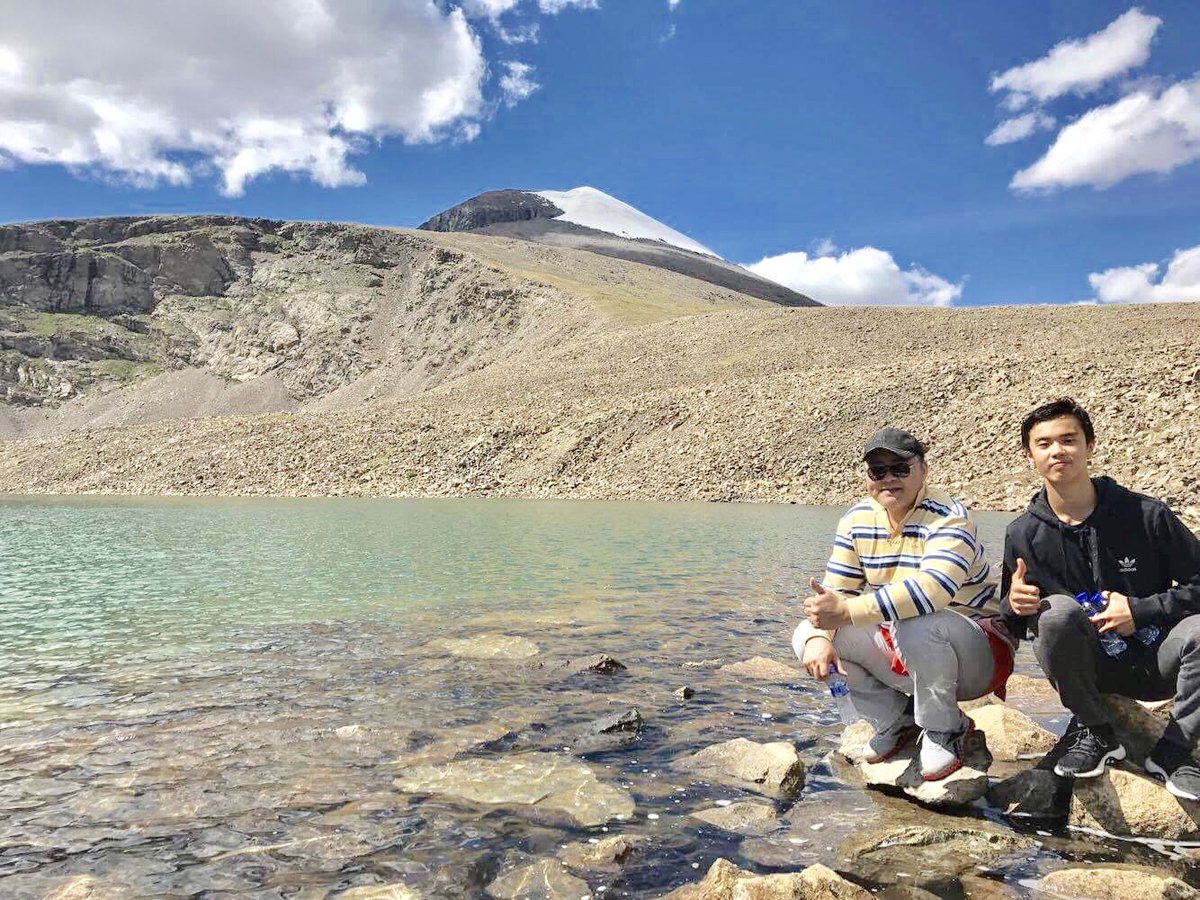 3 тэрбум жилийн өмнө дэлхийг бүрхсэн их уснаас Отгонтэнгэрийн оргил цухуйж эх газар анх үүссэн гэлцдэг. 
Богд Очирвааньдаа ирж золголоо🙏🏻