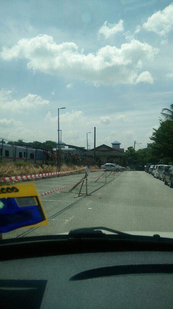 sasi_7's tweet photo. @MPSubangJaya Parking KTM Batu Tiga ditutup.. bila parking tepi jalan dikeluarkn saman.. Please advise where should I park my car then.. https://t.co/FqgokiVcM3