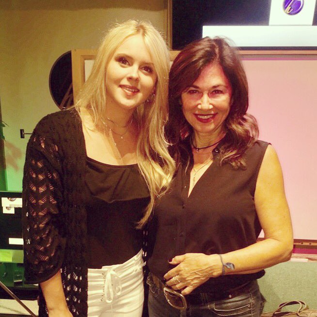 Krissi__Hunter's tweet photo. So wonderful to meet and chat with the amazing songwriter Shelly Peiken tonight! #shellypeiken #toronto https://t.co/r2VdJVry8a