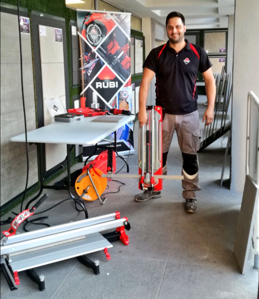 amendezrubi's tweet photo. On continue avec les démonstrations! #Paris #France #rubitools #rubidiamond #rubiscraper #TZ850 #TR600Magnet @ClubRubi https://t.co/IUyKhDLbiP