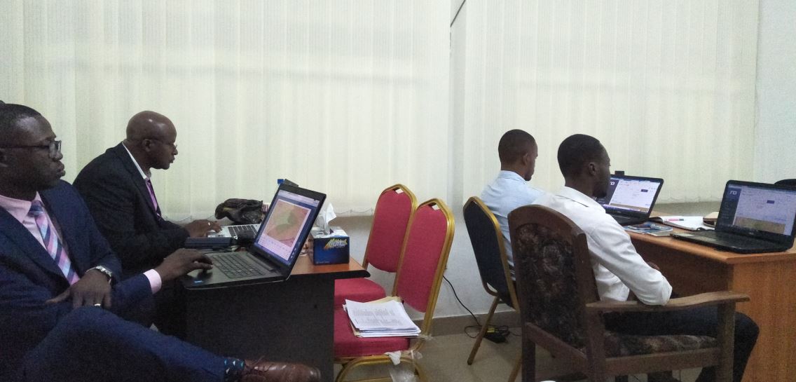 RevenueDev's tweet photo. @RevenueDev Specialist in #SierraLeone training the GIS team, National Mining Agency on Licencing process #xCAS #CapacityBuilding https://t.co/esMQrsqVD3