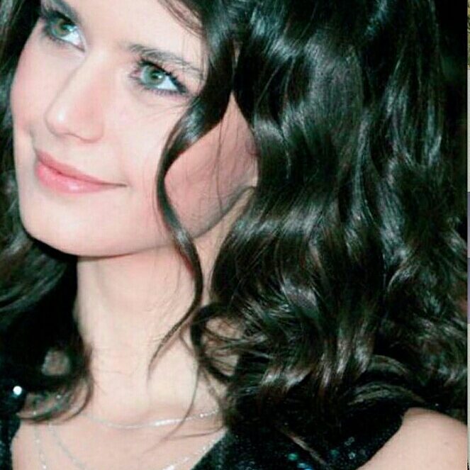 BERENSAATArgent's tweet photo. I VOTE for #BerenSaat from TURKEY as #100mostbeautifulfacesof2017 #tcvandle2017 @tccandler @Ahmet__Berenst @Beren_The_Queen @BerenQueenPeru https://t.co/7oKLE913e5