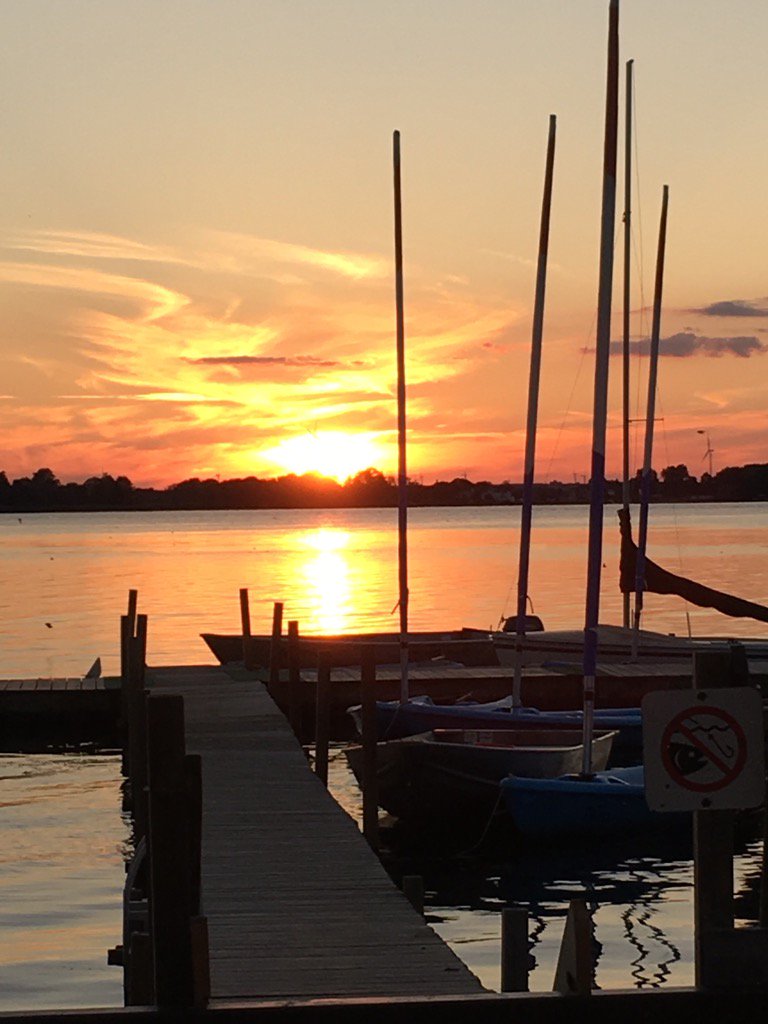 NickyTrinca's tweet photo. Rondeau sunsets are the best https://t.co/Ig2v7ceWiw