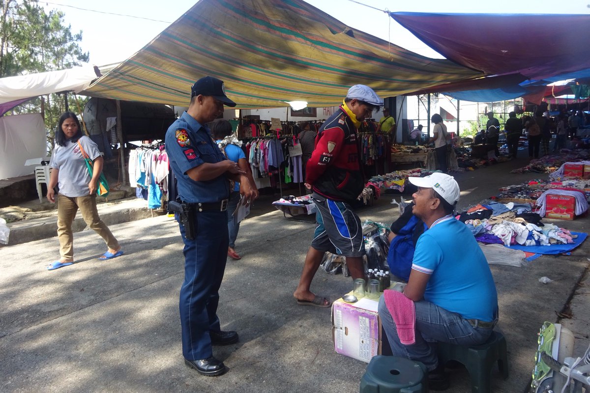 PNPBauko1's tweet photo. #PoliceattheMarket
#PNPPATROLPlan2030
#EnhancedCommunityAwareness
@RDPROCordillera @Helpsolve_crime @ProcorRpcrd @pio_mtprovppo https://t.co/sYUOsxQdb4
