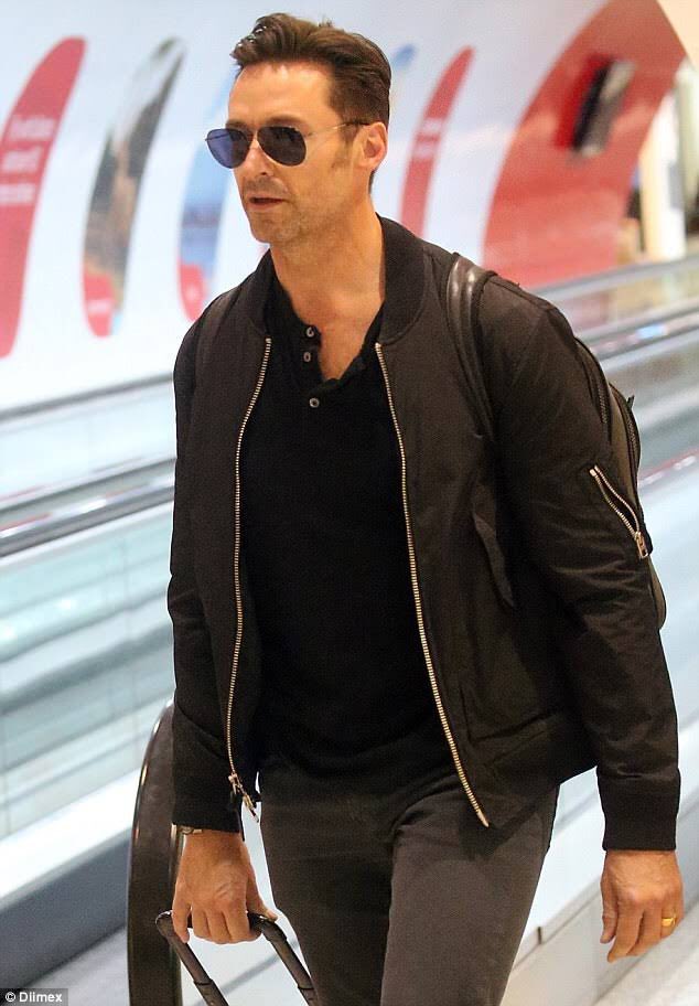 bestofjackman's tweet photo. hugh arriving in sydney today https://t.co/KuGPgKhQHv