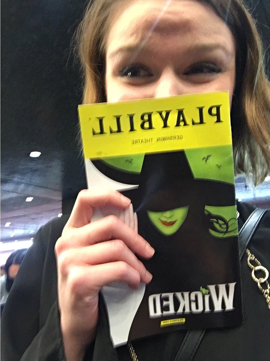 I OPENED THE PLAYBILL AND SAW <a href="/KaraLindsay1/">Kara Lindsay</a> WAS GLINDA AND I SCREECHED HANDS DOWN BEST GLINDA IVE EVER SEEN I GOT CHILLS IT WAS BEAUTIFUL