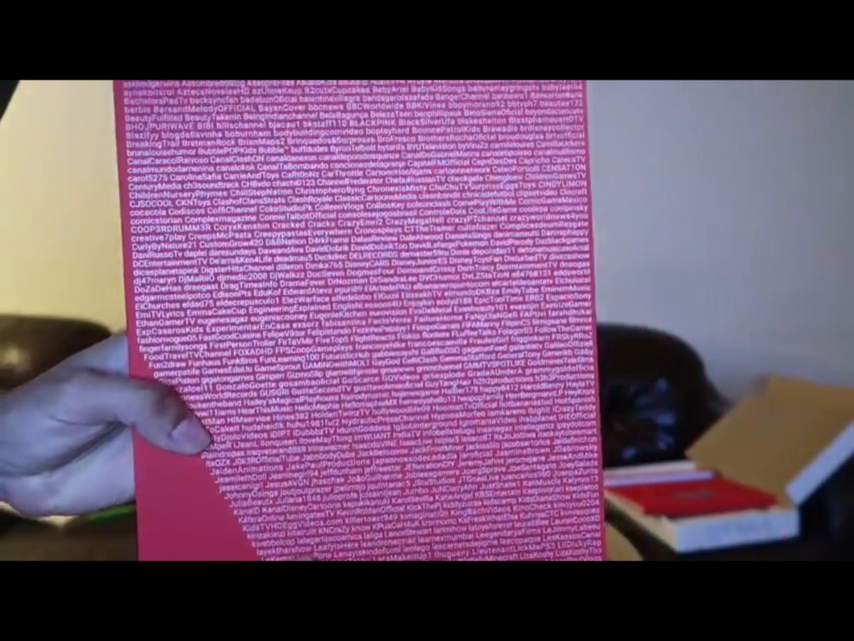 AllenStanley13's tweet photo. @DjMaRiiO_90 mira djmariio  esta es una imagen de todos los que lograron los 1 millón de subs y ahí estás tú https://t.co/5llidnbFHs