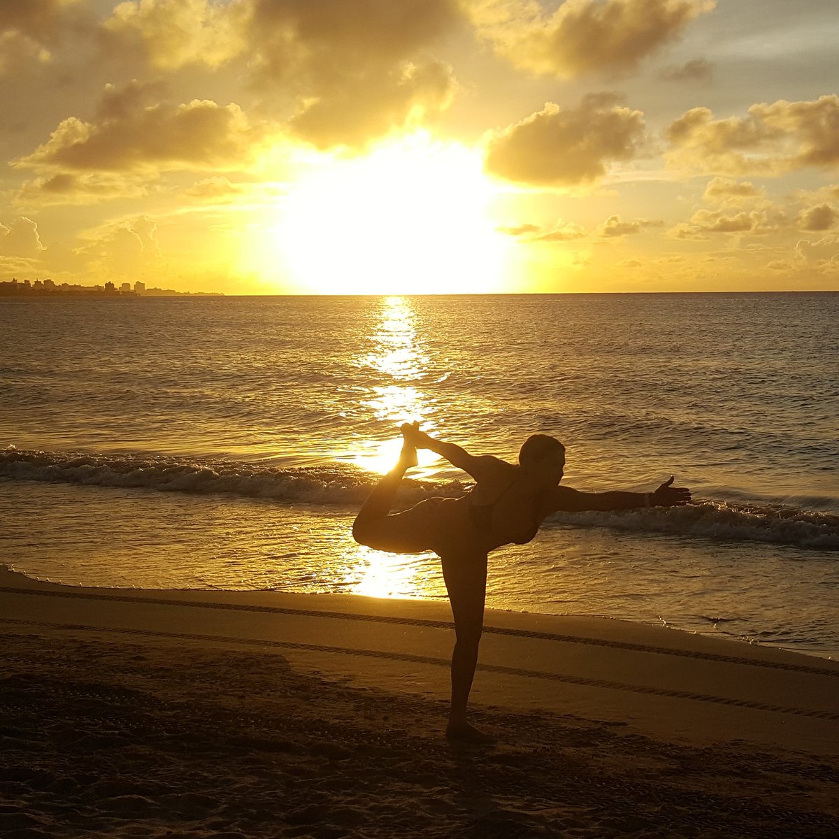 dorma5's tweet photo. Sunset Yoga 🕉🌞😎👙 #Namaste #sunset #yoga #standingbowpose #yogalife #yogaeverydamnday https://t.co/O44q4SzDmP