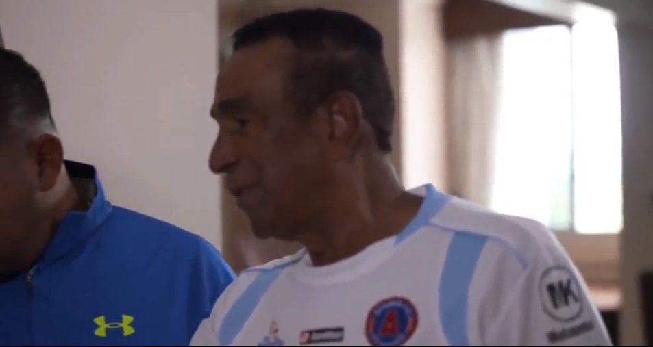 ¡LEYENDA! <a href="/JonhyApolayo/">Naturalmente Fútbol</a> conversó con Luis Ernesto "cascarita" Tapia. 
bit.ly/2v6tWTl 
#CONTRAGOLPE