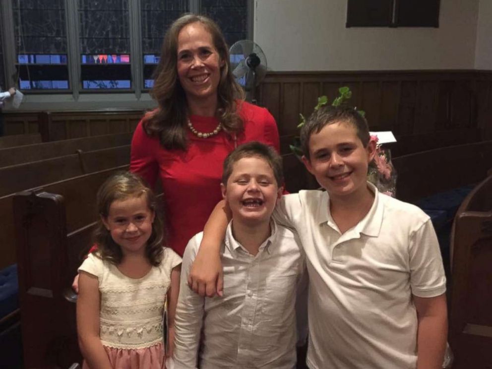 ABC's tweet photo. Mother of 3 saved by kidney donation from fellow mother in her neighborhood she never met. "I'm beyond words happy" https://t.co/4QUkVMzjHk https://t.co/WPPql2YClE