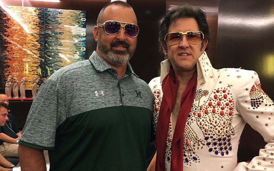 Hawaii coach Nick Rolovich brings Elvis Impersonator to media day dlvr.it/PYWyRS