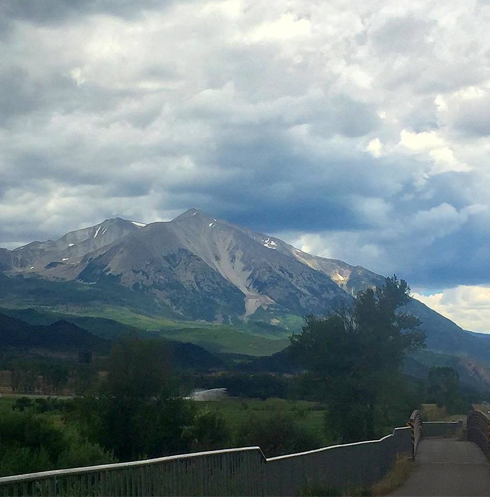 mountain_lady1's tweet photo. I like to ride my bicycle 🎶🚲#Queen #Sopris #clouds #dailyview #roaringforkvalley #betweenstorms #mylighthouse #sum… https://t.co/2Tt10hevWc https://t.co/otEUPP3A3d