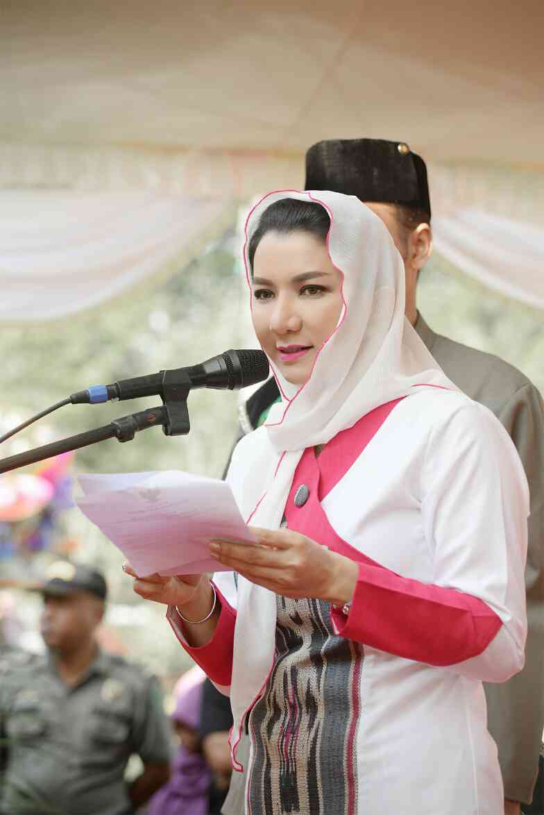 kawanrita's tweet photo. @ritawow_1973 Beseprah di Erau Adat Kutai dan EIFAF 2017 #kawanrita https://t.co/Haolghlrdg