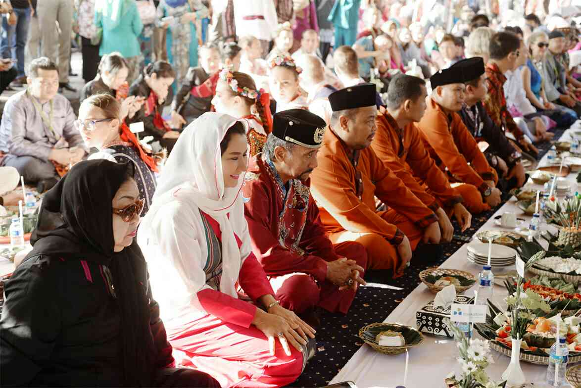 kawanrita's tweet photo. @ritawow_1973 Beseprah di Erau Adat Kutai dan EIFAF 2017 #kawanrita https://t.co/Haolghlrdg