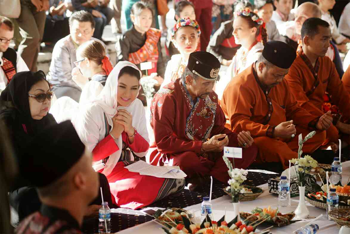 kawanrita's tweet photo. @ritawow_1973 Beseprah di Erau Adat Kutai dan EIFAF 2017 #kawanrita https://t.co/Haolghlrdg