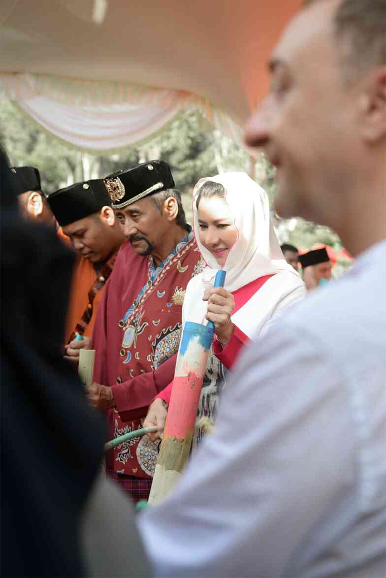 <a href="/ritawow_1973/">Rita Widyasari</a> Beseprah di Erau Adat Kutai dan EIFAF 2017 #kawanrita