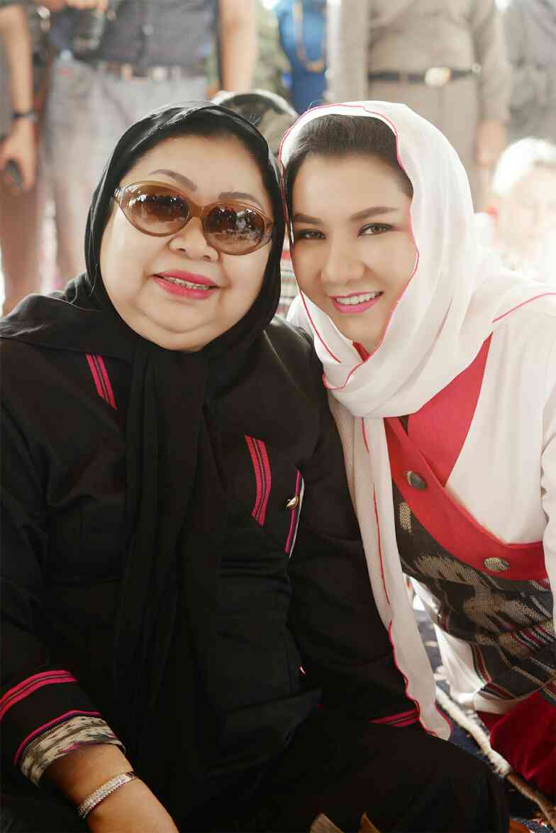 <a href="/ritawow_1973/">Rita Widyasari</a> Beseprah di Erau Adat Kutai dan EIFAF 2017 #kawanrita