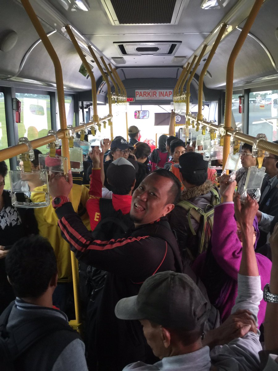 Mendarat di Bumi Lambung Mangkurat, Banjarmasin. Bpk menejer <a href="/SamMagel/">Sam Magel</a> sebentar lg buka jaket nih krn kepanasan...