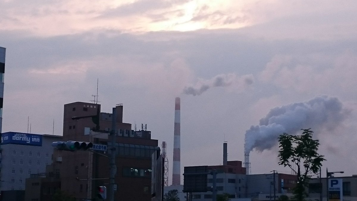 くさのしんすけ こういうのがあんまり上手じゃない でも 紹介したい 故郷 苫小牧 写真は駅前の風景 王子製紙工場の赤白の煙突が印象的 僕だけがいない街 でもお馴染み 苫小牧 僕だけがいない街