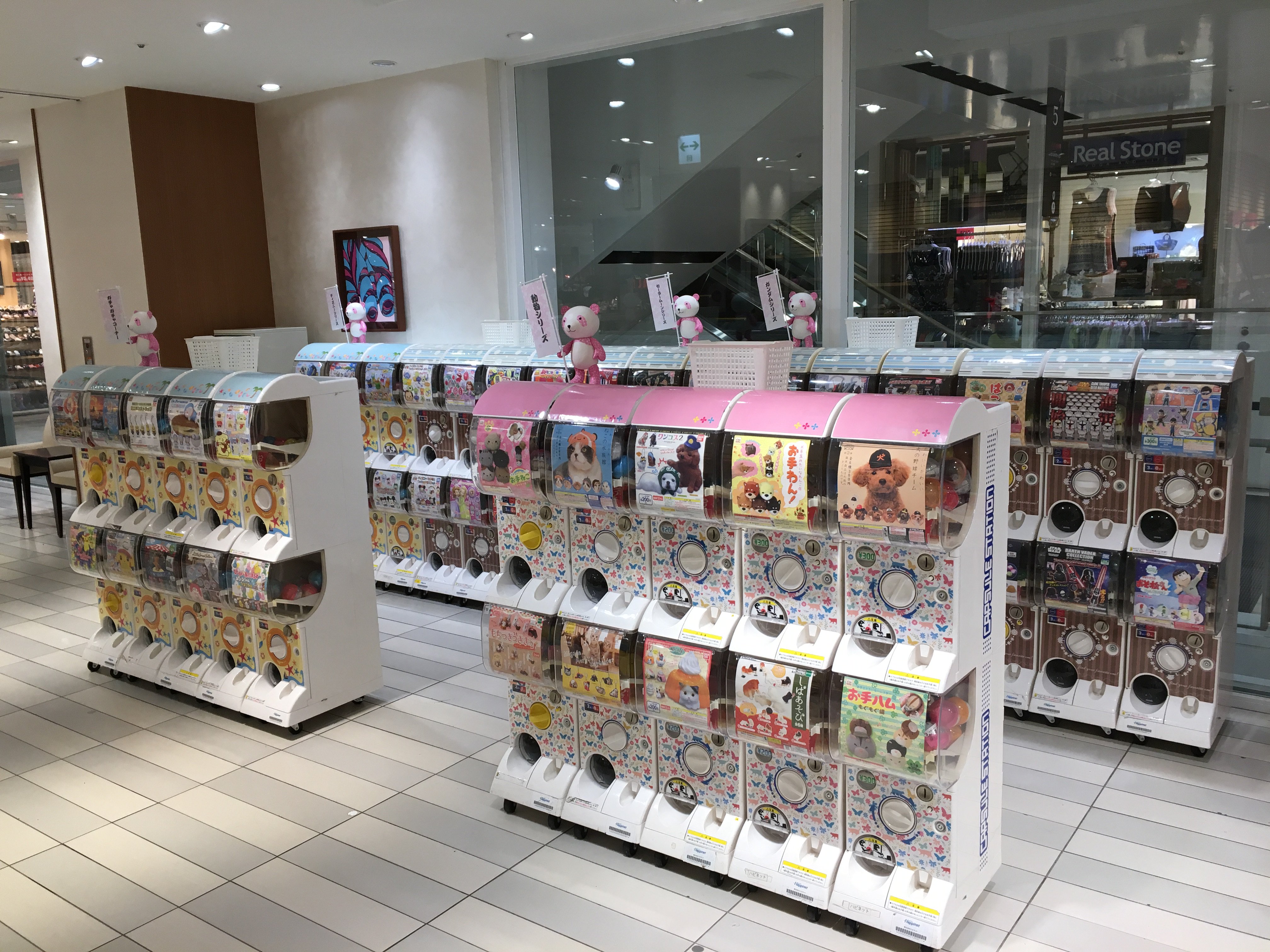 大丸梅田店 本日から大丸梅田店4階に ガチャガチャコーナーが立ち上がりました たくさんのバリエーションに思わずテンションも急上昇 どれにしようか迷っちゃいます 是非 お立ち寄り下さい 8月22日まで展開してまーす ガチャガチャ 大丸