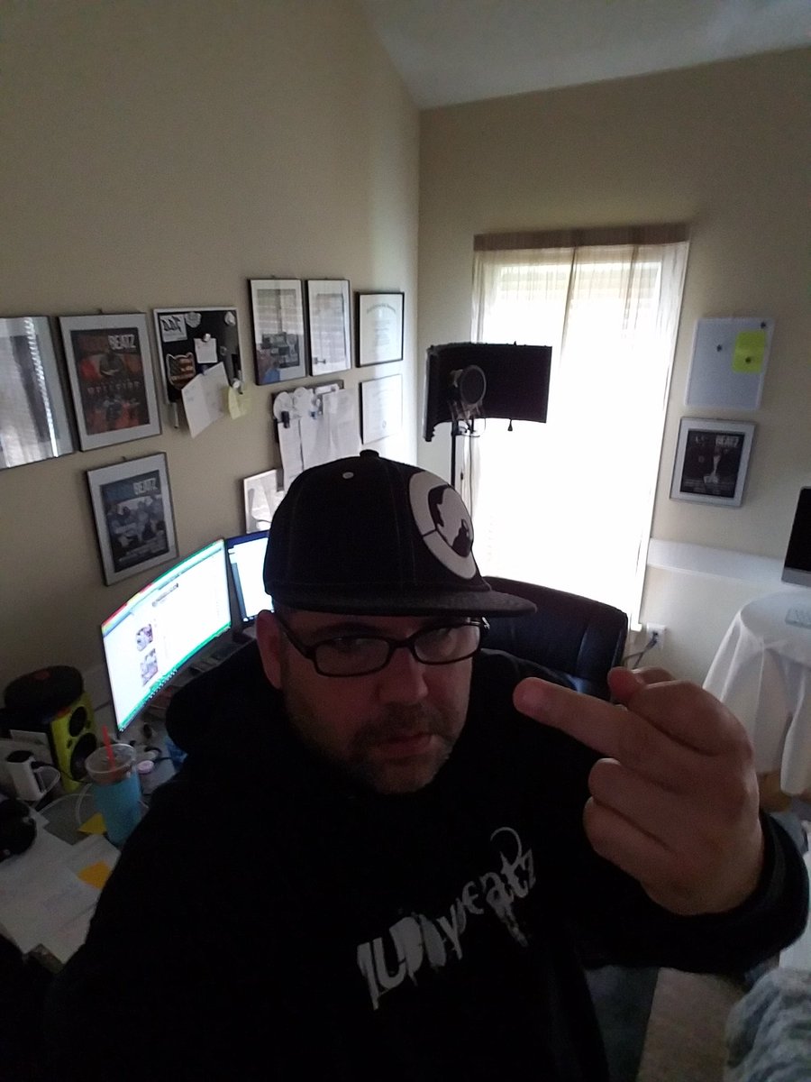 RamrodDaBrain's tweet image. 100 Degrees outside but I am soo cold I have to bundle up.