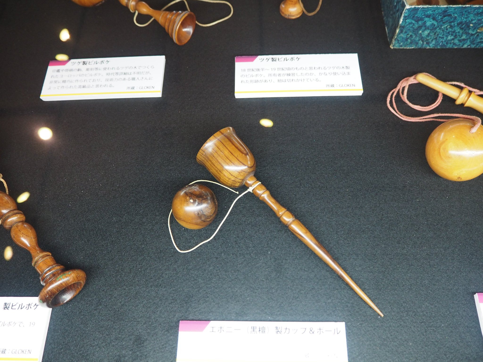 広島大学総合博物館 けん玉は遊んでなんぼですが その歴史も興味深いです そういうわけで 展示中のけん玉をご紹介 まずは フランス等ヨーロッパで16世紀 世紀初頭にかけて何度も流行した ビルボケ 私たちがよく知っているけん玉とは 少し形が