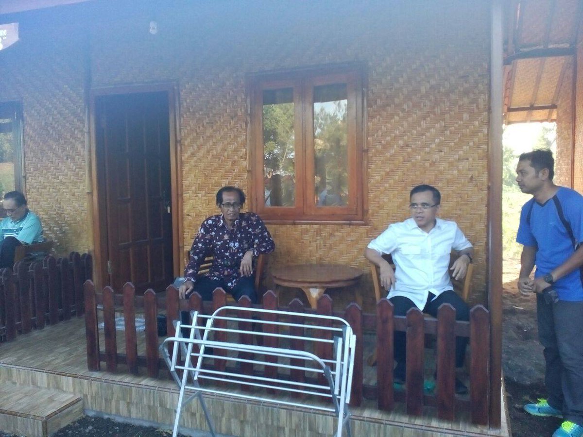 Desa_Bangsring's tweet photo. knjungan ketua MA dan Bupati Banyuwnagi d Desa Bangsring.
#rumahapung
#bangsring
@a_azwarnas @SulisValentina @kec_wongsorejo https://t.co/bTwEPqJuot