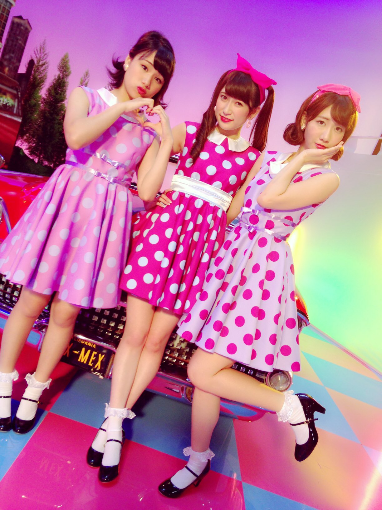 女性アイドル衣装画像 休戦協定 Nmb48 レトロでポップな50年代アメリカ のダイナーを彷彿とさせる世界観のmvに 揺れる水玉のカラフルなワンピースが映えます ポップ系衣装 キュート系衣装 T Co Kbrnozk65h お題箱へのリクエストありがとうござい
