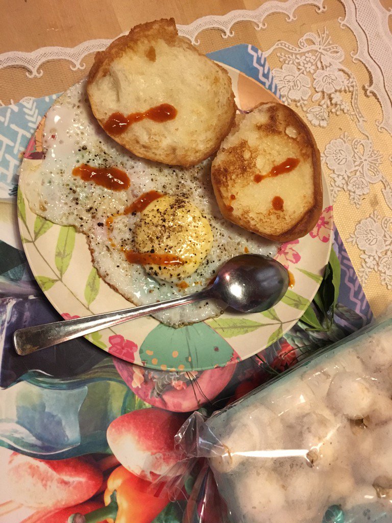 vrundavs's tweet photo. #breakfast #friedegg #bun
#simpleyetsatisfying 🏡🍞🍳 https://t.co/7JMLQteMJU