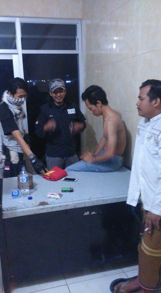 mahendra_gnw's tweet photo. FPI Bekasi Raya Menangkap PKI, Malam jelang Pagi tadi.
Sekali lagi Tolong Di Ingat, KOMUNIS itu Masih Aktif Hingga kini ! https://t.co/sL8d1Dc0Zc