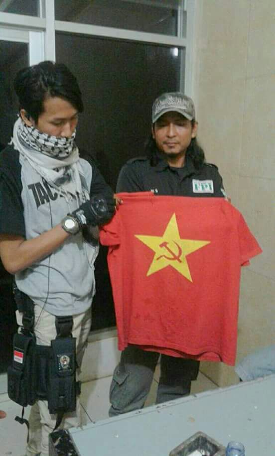 mahendra_gnw's tweet photo. FPI Bekasi Raya Menangkap PKI, Malam jelang Pagi tadi.
Sekali lagi Tolong Di Ingat, KOMUNIS itu Masih Aktif Hingga kini ! https://t.co/sL8d1Dc0Zc