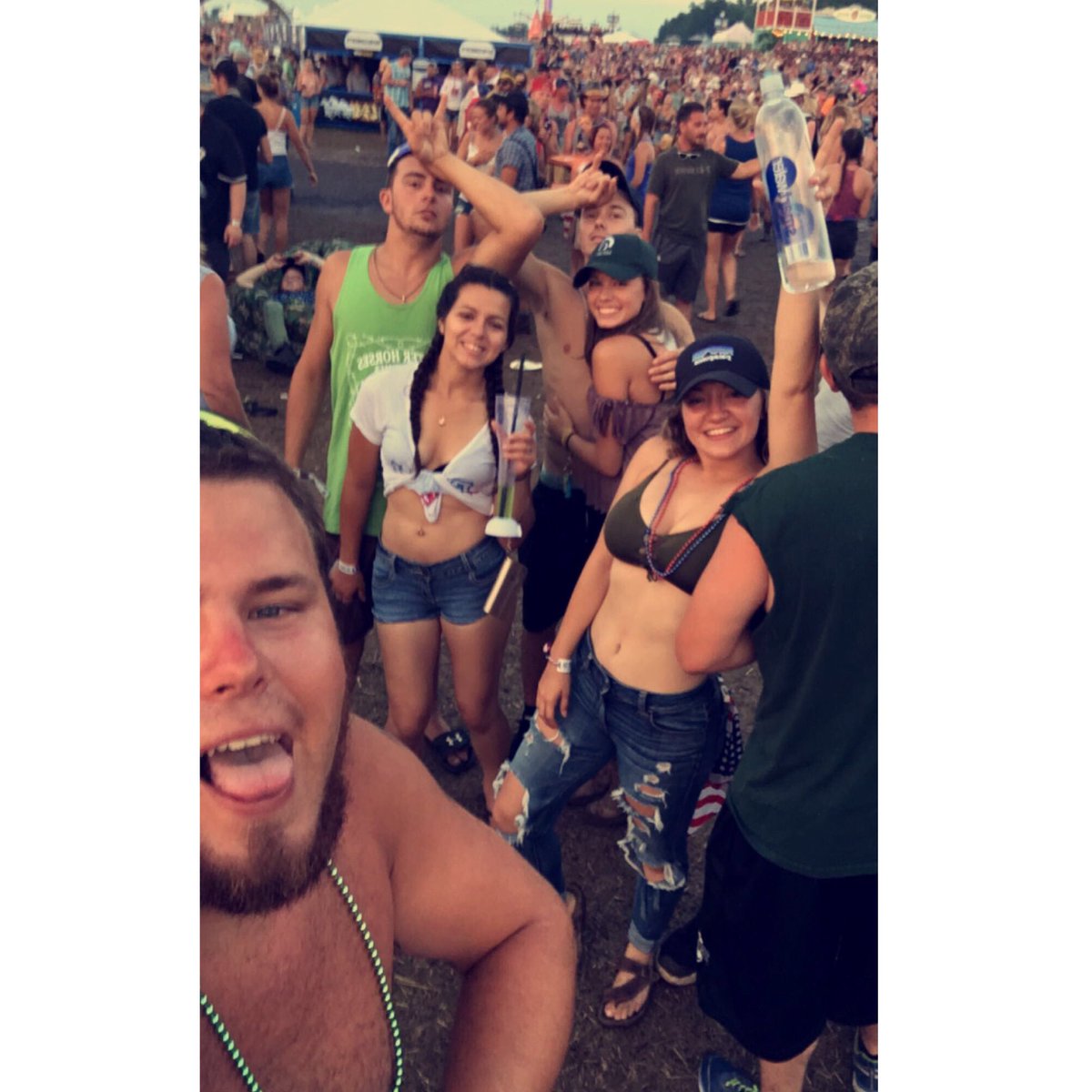 jayy_slatinsky's tweet photo. I want nothing more than to go back to FH 💔🏇🏻 #FasterHorses2k17 #5yearslotsofbeers https://t.co/Xr68yRfeGc