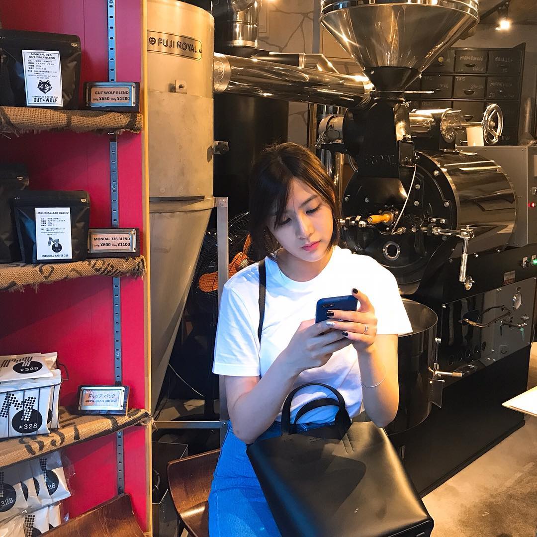 Apihkohy's tweet photo. Actually dating with Chorong eonni. She even called me 이쁜사람 on her instagram!😜💖 https://t.co/Kp6Q3mU1q7